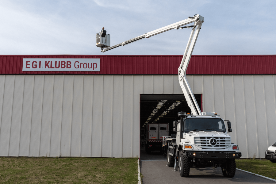 What risks or overloading aerial platform ? 