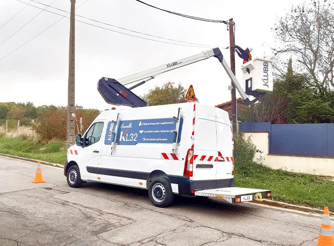 What types of training are required for workers who operate aerial work platforms?