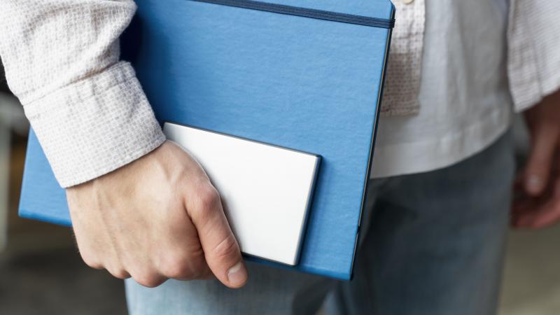 Welche Dokumente sind für die Nutzung einer Arbeitsbühne erforderlich?